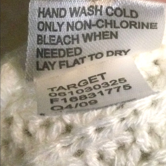 White knitted newsboy cap. BUY TODAY — PROCEEDS TO FAMILY HEART FOUNDATION! - Picture 4 of 4